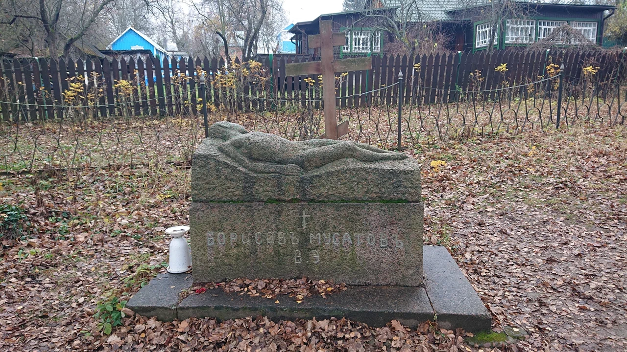 Памятник на могиле В. Борисова-Мусатова
